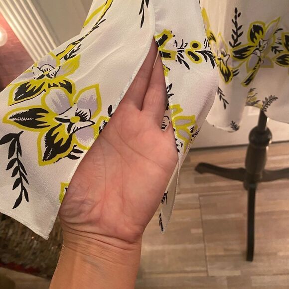 Diane Von Furstenberg 100% silk blouse, size 0 - Picture 4 of 10